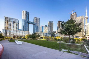 Modern downtown condo with secure entry and close access to Toronto’s top attractions. - Downtown Urban Oasis I Entertainment District (Toronto)
