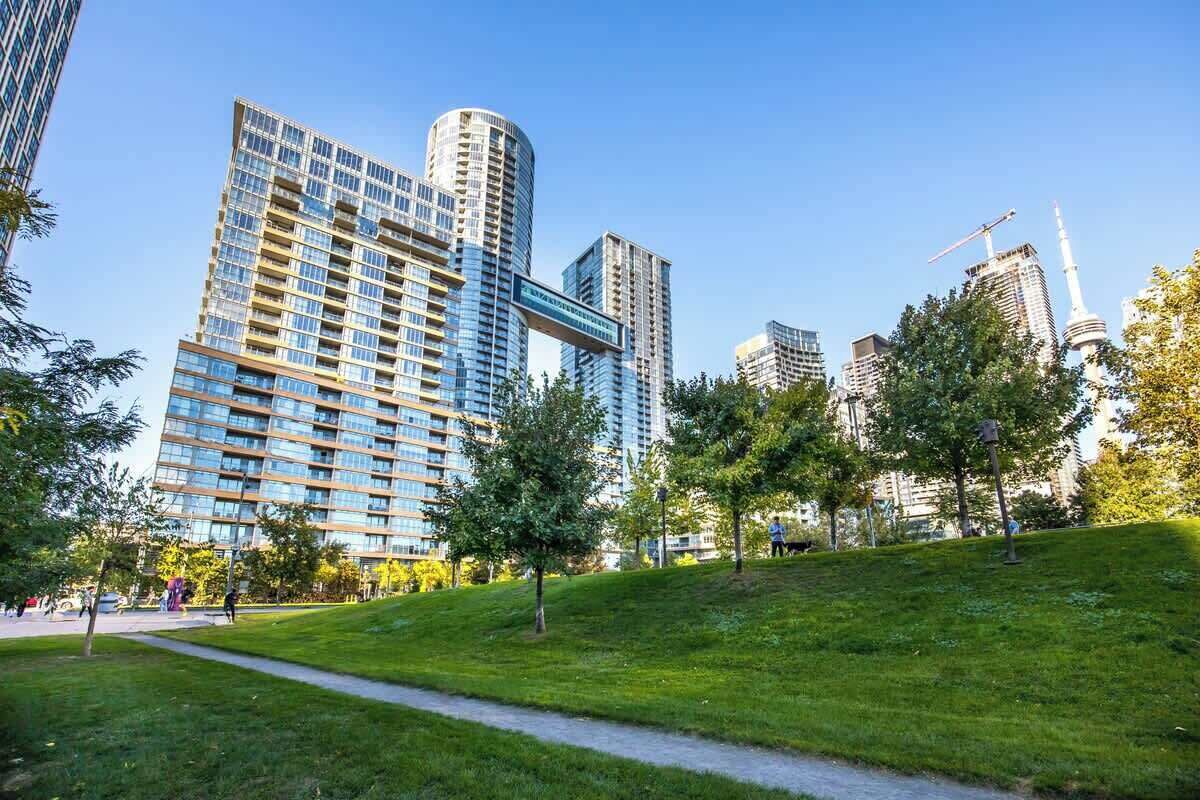 Modern downtown condo with secure entry and close access to Toronto’s top attractions.