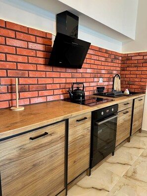 Fridge, oven, stovetop, cookware/dishes/utensils - Marta -  Summer Breeze (Sarandë)