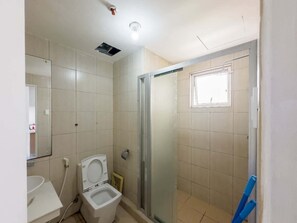 Chambre Économique, balcon, vue ville | Salle de bain