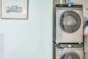 Enjoy the convenience of in-unit laundry with a washer and dryer at your fingertips. - Cozy 2BR Home w/ Workspaces & Parking (Toronto)