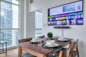 Dine in style with a bright and spacious setup. - Downtown 2BR condo w/ city views & free parking (Toronto)
