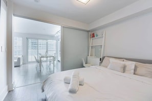 Sleep soundly on a plush queen bed with crisp, hotel-quality linens and soft duvets. - 1BR+Den Downtown CN Tower View Condo (Toronto)
