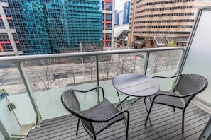 Enjoy morning coffee or evening drinks on the balcony with stunning CN Tower views. - 1BR+Den Downtown CN Tower View Condo (Toronto)