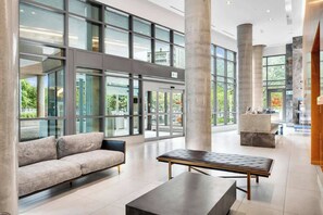Lounge area - Downtown 2BR + Den Condo w/Lake Views and Parking (Toronto)