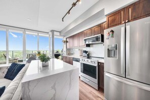 Fully equipped kitchen with essential appliances - Downtown 2BR + Den Condo w/Lake Views and Parking (Toronto)