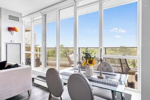 Comfortable space with Smart TV & city views - Downtown 2BR + Den Condo w/Lake Views and Parking (Toronto)