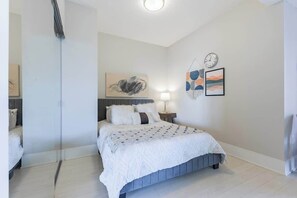 est easy on a plush queen bed with hotel-quality sheets and duvets for a perfect night’s sleep. - Modern Downtown Toronto Condo near CN Tower (Toronto)
