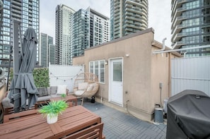 Private rooftop patio with outdoor furniture—ideal for lounging or evening drinks. - Modern Liberty Village Townhouse w/ Rooftop Patio (Toronto)