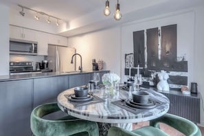 A spacious dining setup perfect for meals or remote work. - Modern Liberty Village Townhouse w/ Rooftop Patio (Toronto)