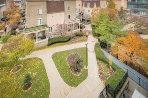 Contemporary townhouse exterior in vibrant and walkable Liberty Village. - Modern Liberty Village Townhouse w/ Rooftop Patio (Toronto)