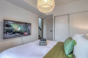 Relax in a well-appointed bedroom with soft, hotel-quality bedding. - Modern Liberty Village Townhouse w/ Rooftop Patio (Toronto)