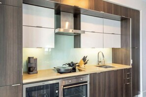 Fully equipped kitchen with modern appliances, - Luxury Condo w/ CN Tower View, Workspace (Toronto)