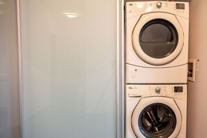 In-unit washer and dryer for your convenience - Luxury Condo w/ CN Tower View, Workspace (Toronto)