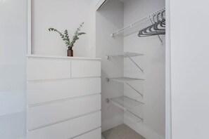 Stylish interior design with thoughtful finishing touches. - Modern Down Town Condo Near CN Tower w/ Fast WiFi (Toronto)