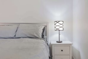 Restful sleeping space with hotel-quality sheets and duvets. - Modern Down Town Condo Near CN Tower w/ Fast WiFi (Toronto)