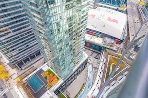 Enjoy stunning skyline and city views from your private balcony high above downtown. - 1BR Skyline Stay with Stylish Condo Near CN Tower (Toronto)
