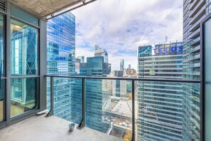 Enjoy stunning skyline and city views from your private balcony high above downtown. - 1BR Skyline Stay with Stylish Condo Near CN Tower (Toronto)