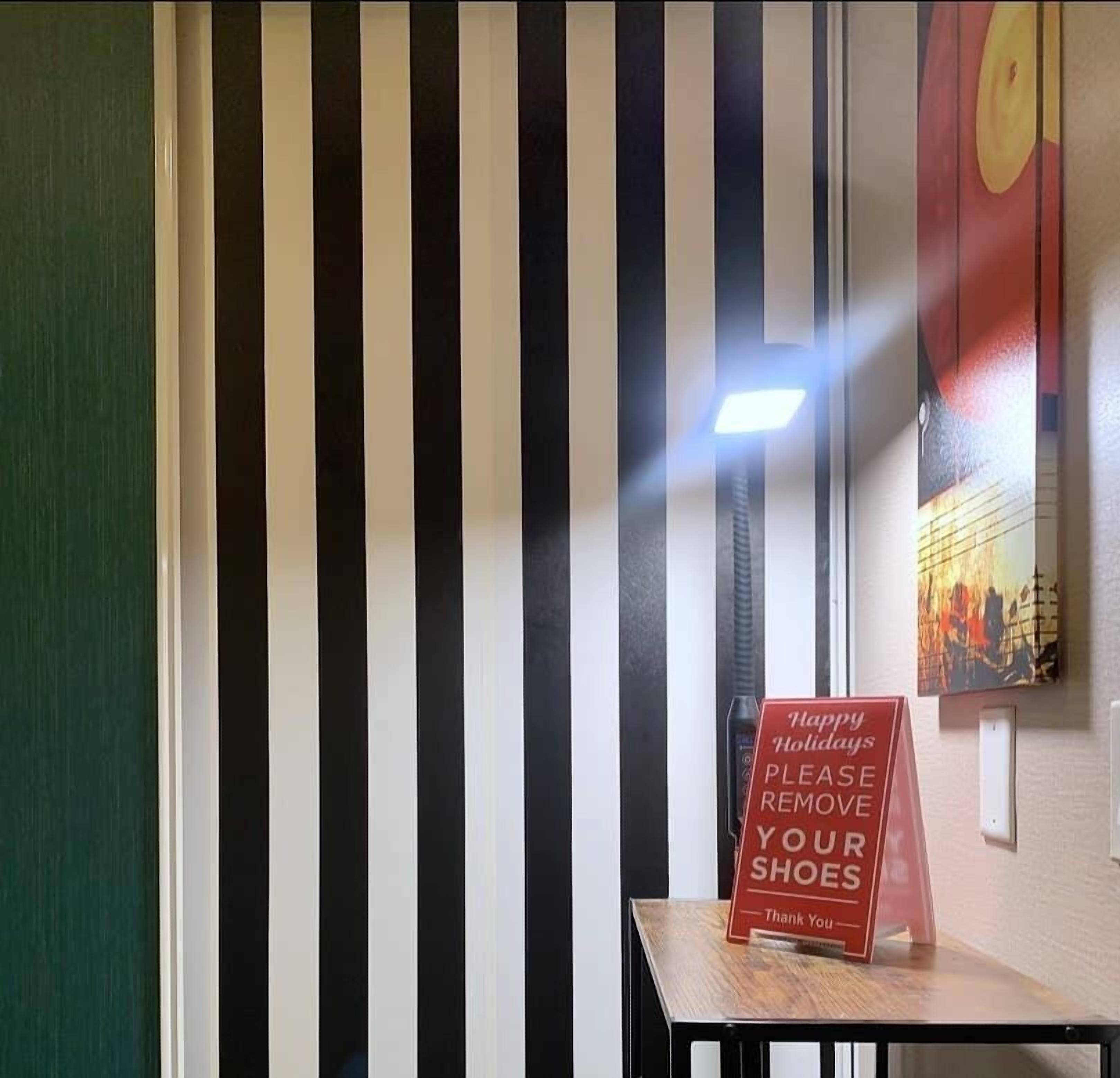 Entry area with accent décor and lighting