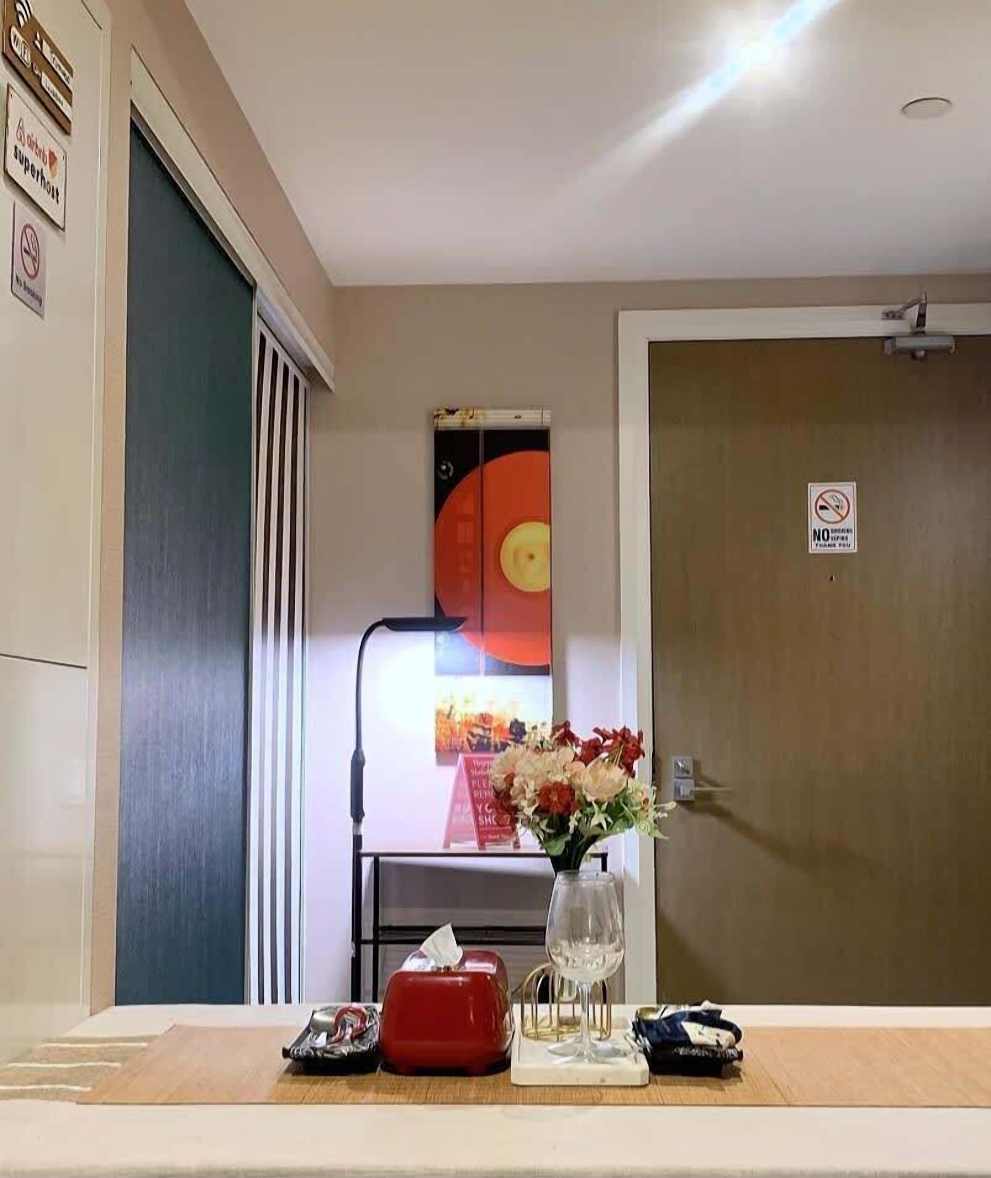 Entry area with accent décor and lighting