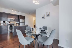 A comfortable space for enjoying meals together with family or friends. - Modern 2BR City View Retreat w/Balcony & Workspace (Toronto)