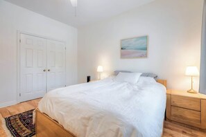 Comfortable bedroom with fresh hotel-quality linens - Cozy Toronto Apt Steps from High Park (Toronto)