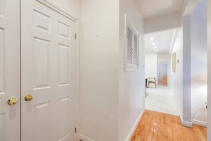 Hallway - Cozy Toronto Apt Steps from High Park (Toronto)