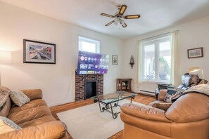 Comfortable living area with Smart TV - Cozy Toronto Apt Steps from High Park (Toronto)