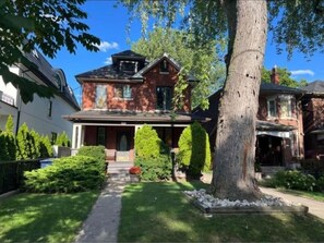 Charming exterior in the High Park neighborhood - Cozy Toronto Apt Steps from High Park (Toronto)