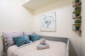 Cozy den with a comfy bed – perfect for extra guests or a quiet night's rest. - Chic 2BR+D Condo w/Lake & CN Tower Views + Parking (Toronto)