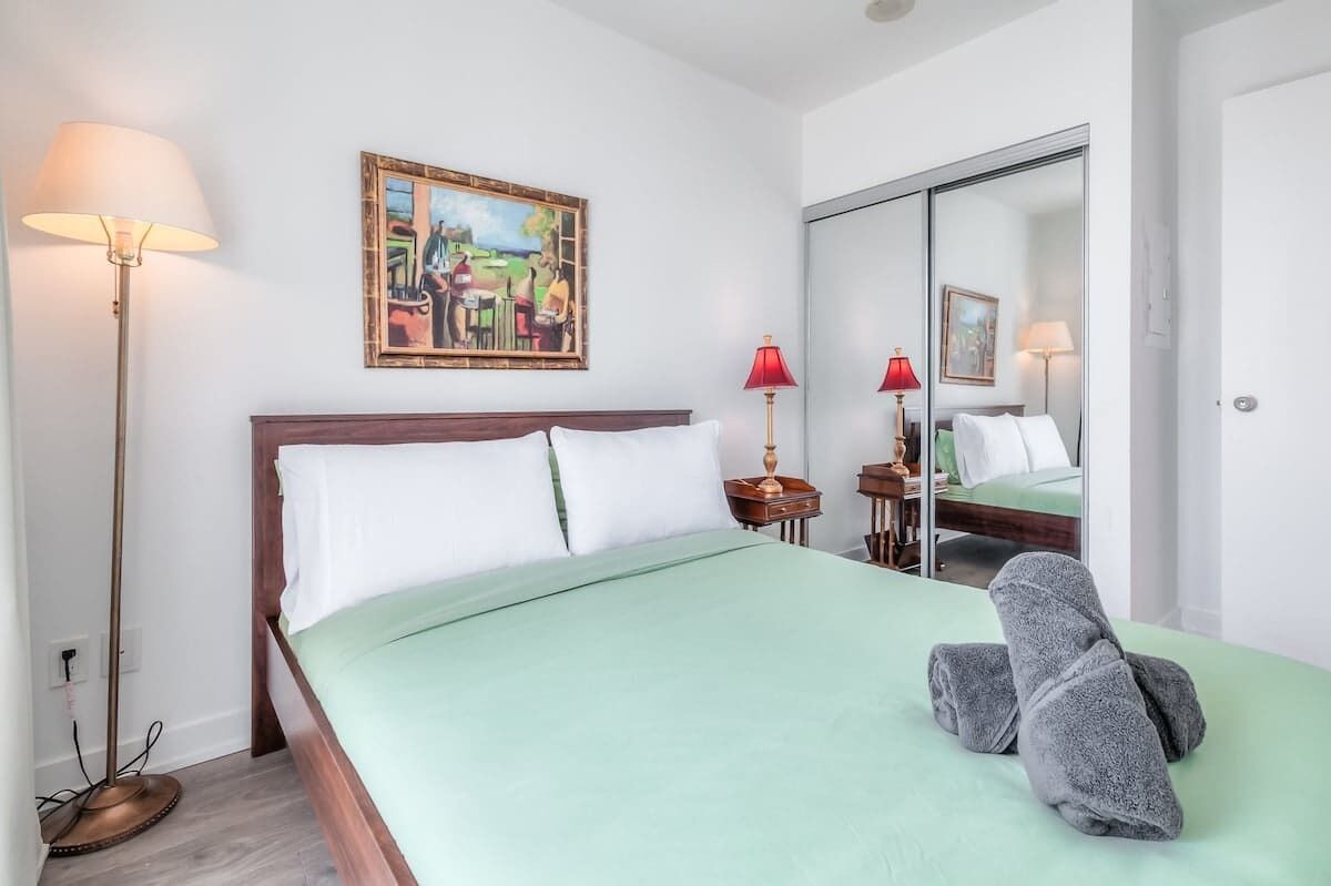 Sleep soundly in a plush Queen bed with crisp hotel-style linens and fluffy duvets.