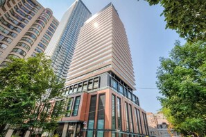 Modern condo building in the heart of downtown, a central and walkable location. - Downtown 1BR City Stay w/ Balcony & Fast Wi-Fi (Toronto)