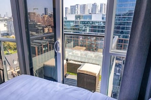 2 Comfortable patio seats to enjoy the city skyline! - PARC LOFT | Penthouse w/4bd - WFH - CN Tower Views (Toronto)