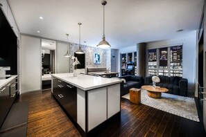 Comfortable modern sofas with a 65" Smart TV - PARC LOFT | Penthouse w/4bd - WFH - CN Tower Views (Toronto)