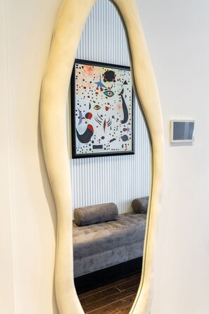 Modern Art and a fullsize mirror! - PARC LOFT | Penthouse w/4bd - WFH - CN Tower Views (Toronto)