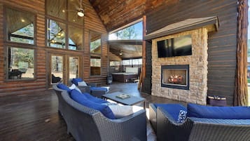 Cabin, Multiple Beds, Hot Tub, Mountain View (Twisted Mane) | Interior