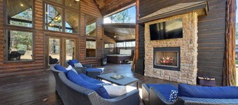 Twisted Mane - Prime Location - Family Friendly