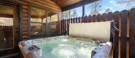 Ferienhütte, Mehrere Betten, Whirlpool, Bergblick (Twisted Mane) | Außen-Whirlpool
