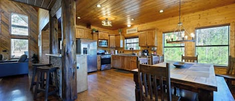 Cabaña, varias camas, hidromasaje, vista a la montaña (Twisted Mane) | Restaurantes