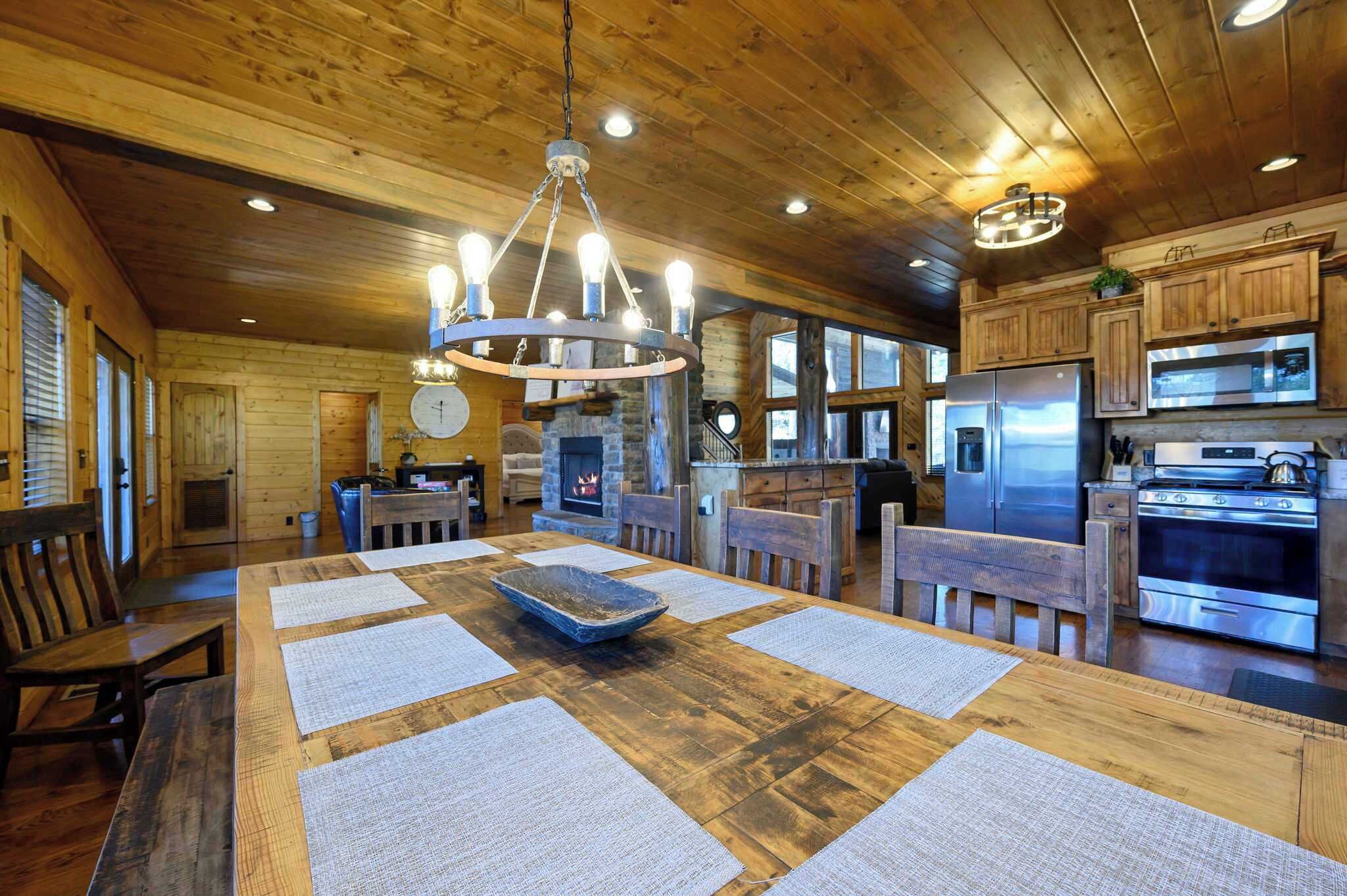 Cabin, Multiple Beds, Hot Tub, Mountain View (Twisted Mane) | Dining
