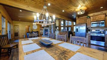 Cabin, Multiple Beds, Hot Tub, Mountain View (Twisted Mane) | Dining