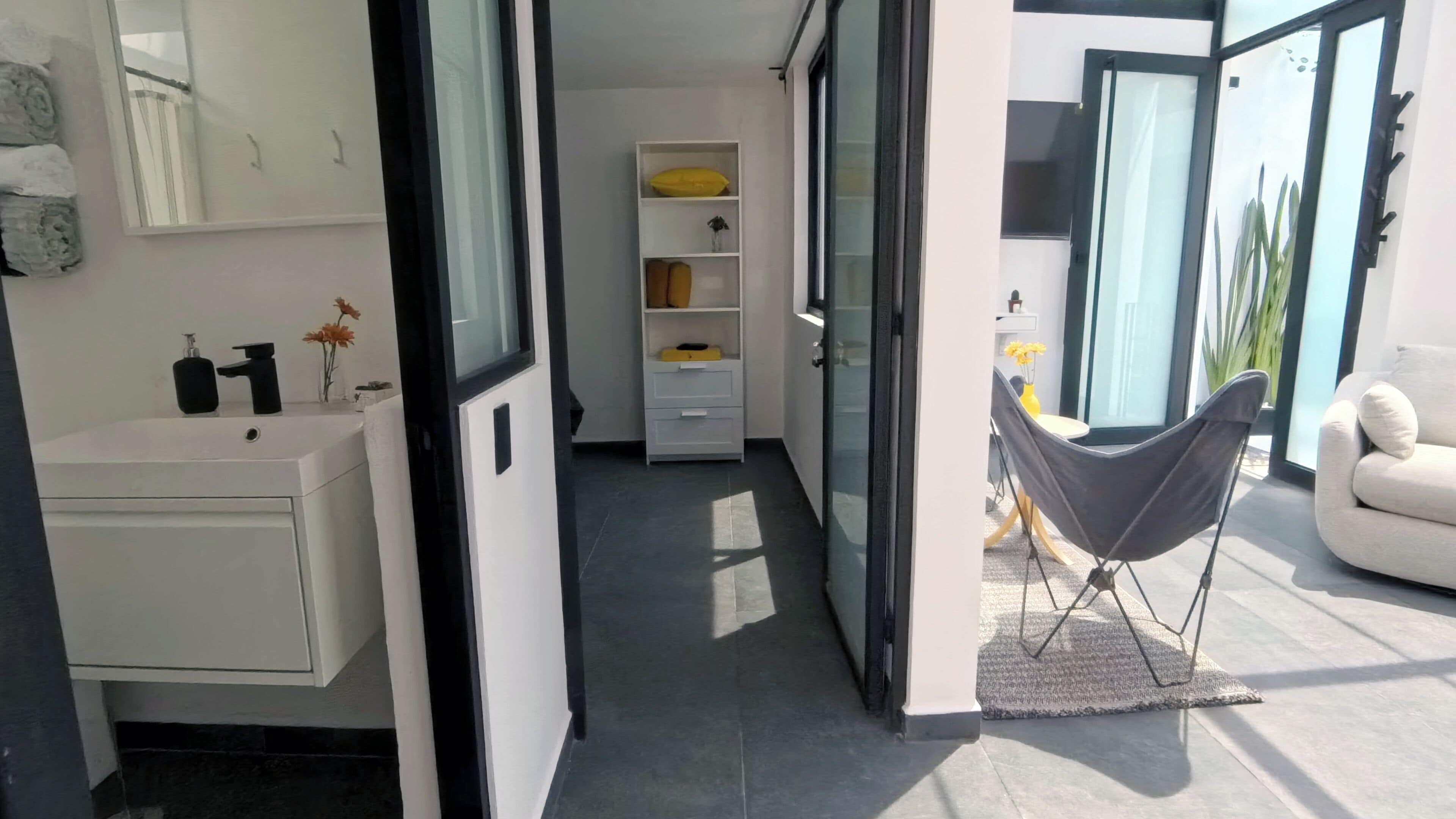 Loft Deluxe, 2 habitaciones, no se aceptan mascotas, en edificio contiguo | Área de sala de estar | Monitor de computadora 