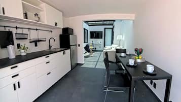 Loft Deluxe, 2 habitaciones, no se aceptan mascotas, en edificio contiguo | Cocina privada | Refrigerador, microondas, parrilla de estufa y cafetera y tetera