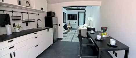 Loft Deluxe, 2 camere da letto, animali non ammessi, edificio separato | Cucina privata | Frigorifero, microonde, piano cottura, macchina per tè/caffè