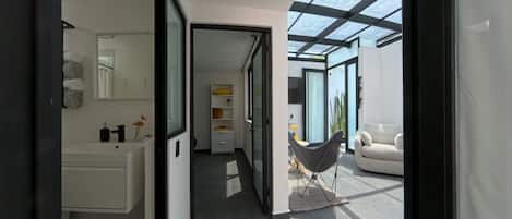 컴포트 아파트, 침실 2개, 반려동물 동반 불가, 별관