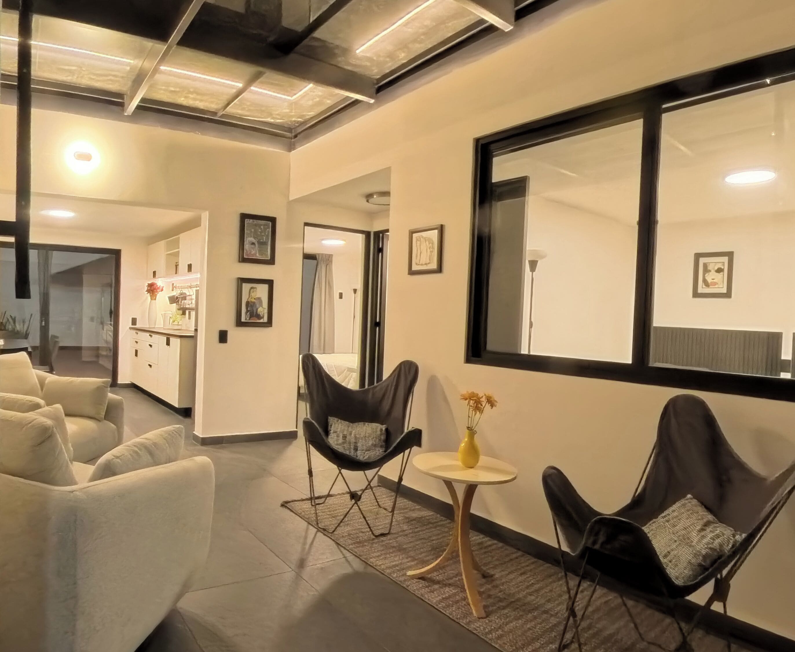 Loft Deluxe, 2 habitaciones, no se aceptan mascotas, en edificio contiguo | Área de sala de estar | Monitor de computadora 
