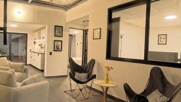 Loft Deluxe, 2 habitaciones, no se aceptan mascotas, en edificio contiguo | Área de sala de estar | Monitor de computadora