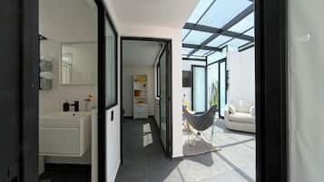 Loft Deluxe, 2 habitaciones, no se aceptan mascotas, en edificio contiguo | Área de sala de estar | Monitor de computadora