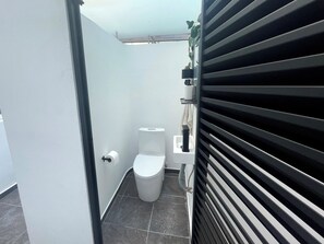 Loft Confort, 2 habitaciones, no se aceptan mascotas, en edificio contiguo | Baño | Toallas, jabón, shampoo, papel de baño 