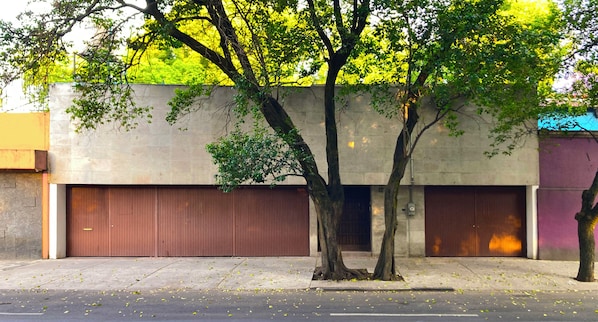 Vista frontal de la propiedad